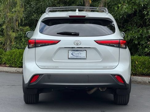 Used 2022 Toyota Highlander XLE AWD/4WD image 43