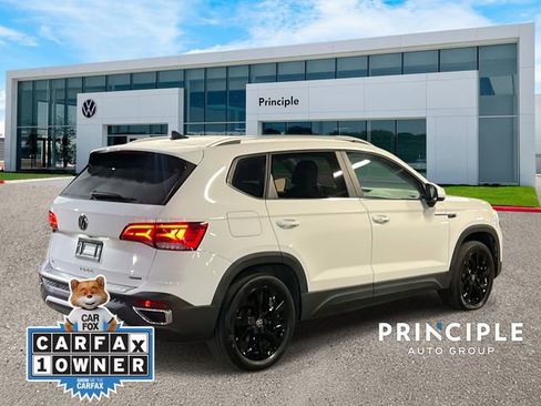 Certified 2022 Volkswagen Taos SE w/ Panoramic Sunroof Package image 4