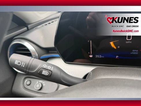Used 2025 Chevrolet Trax LT FWD image 12