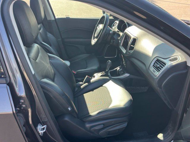 Used 2018 Jeep Compass Latitude w/ Popular Equipment Group FWD image 9