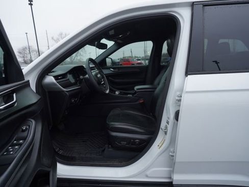 Used 2023 Jeep Grand Cherokee Altitude image 14