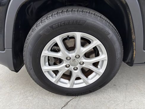 Used 2017 Jeep Cherokee Latitude image 11