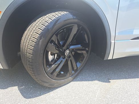 Certified 2023 Volkswagen Tiguan SE R-Line FWD image 30