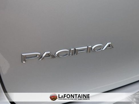 Used 2024 Chrysler Pacifica Touring-L image 10