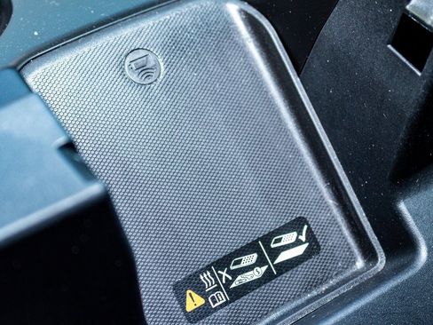 Used 2022 Chevrolet Silverado 1500 ZR2 w/ Technology Package image 17