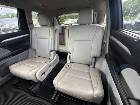 Used 2018 Toyota Highlander XLE AWD/4WD image 12