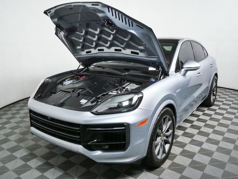 Certified 2024 Porsche Cayenne Turbo AWD/4WD image 34