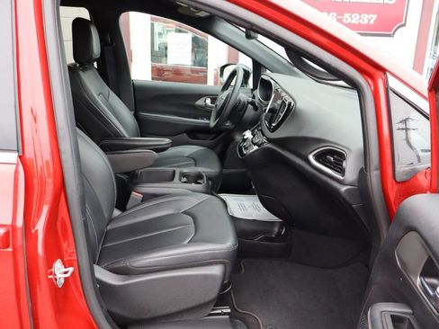 Used 2025 Chrysler Pacifica Select FWD image 8
