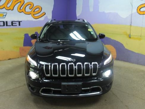 Used 2017 Jeep Cherokee Limited w/ Luxury Group AWD/4WD image 3