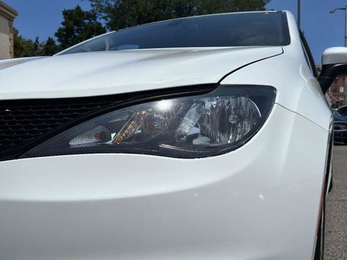 Used 2020 Chrysler Voyager L image 12