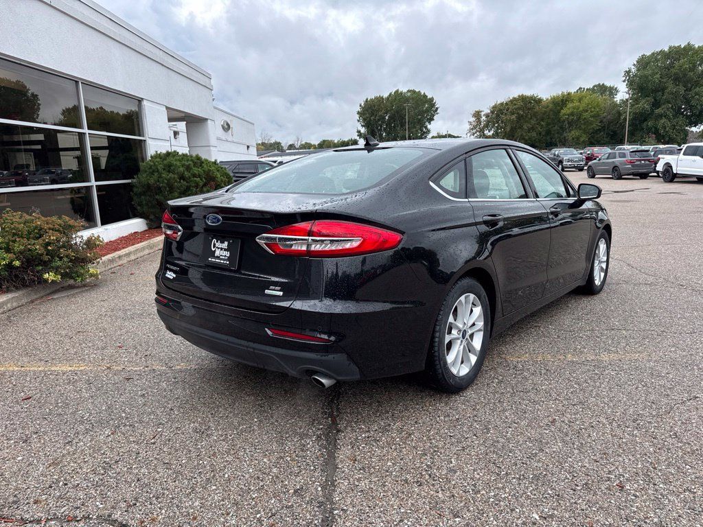 Used 2020 Ford Fusion SE FWD image 3