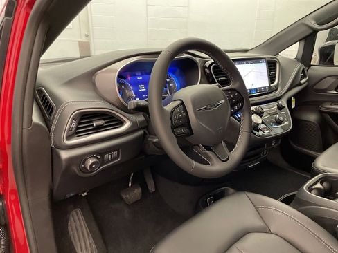 New 2026 Chrysler Pacifica Select image 13