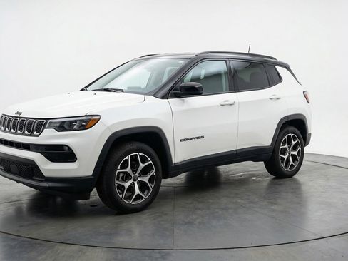 Used 2025 Jeep Compass Limited AWD/4WD image 3