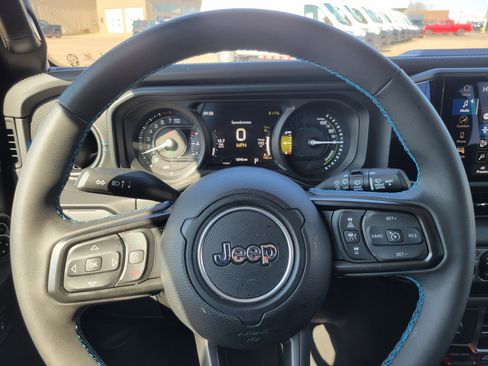 Used 2025 Jeep Wrangler Unlimited Rubicon 4xe w/ Convenience Group image 8