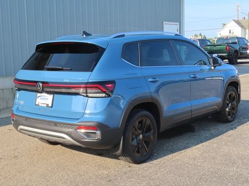 Used 2025 Volkswagen Taos SE FWD image 3