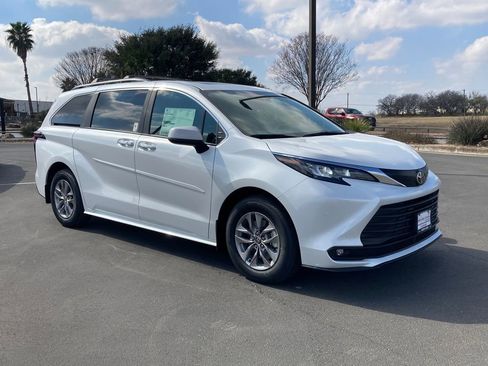 New 2026 Toyota Sienna XLE FWD image 3