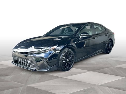 Used 2025 Toyota Camry SE FWD image 1