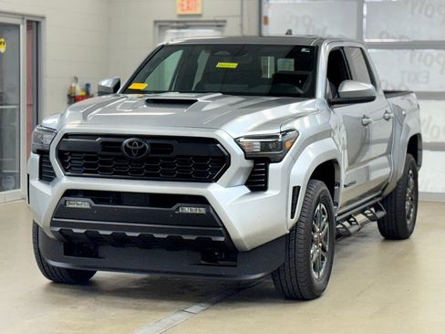 Used 2024 Toyota Tacoma TRD Sport w/ TRD Sport Upgrade Package AWD/4WD image 3