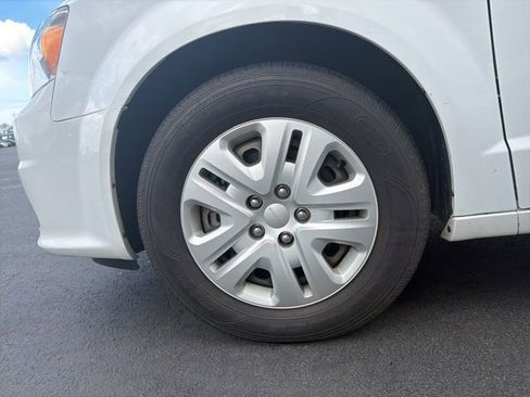 Used 2018 Dodge Grand Caravan SE w/ UConnect Hands-Free Group image 9