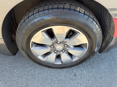 Used 2018 Chrysler Pacifica Touring-L image 18