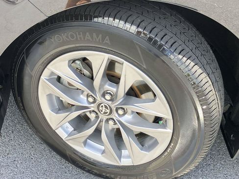 Used 2025 Toyota Sienna XLE w/ XLE Plus Package FWD image 9