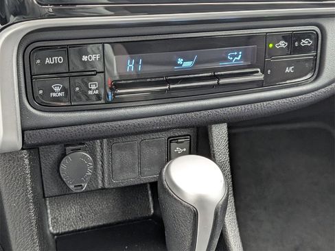 Used 2018 Toyota Corolla LE image 18