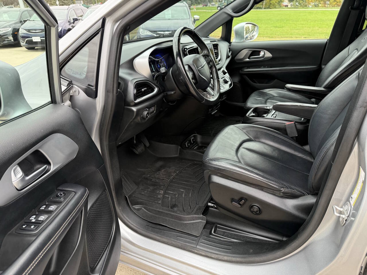Used 2018 Chrysler Pacifica Touring-L Plus w/ Advanced Safetytec Group FWD image 5