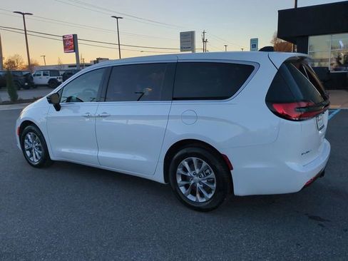 New 2026 Chrysler Pacifica Limited w/ Uconnect Theater Family Group image 6