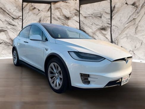 Used 2018 Tesla Model X 100D AWD/4WD image 3
