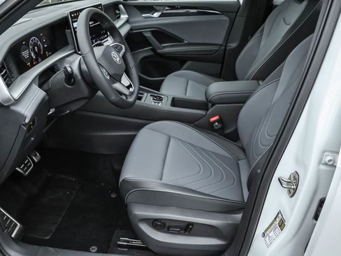 New 2025 Volkswagen Tiguan SE R-Line image 24