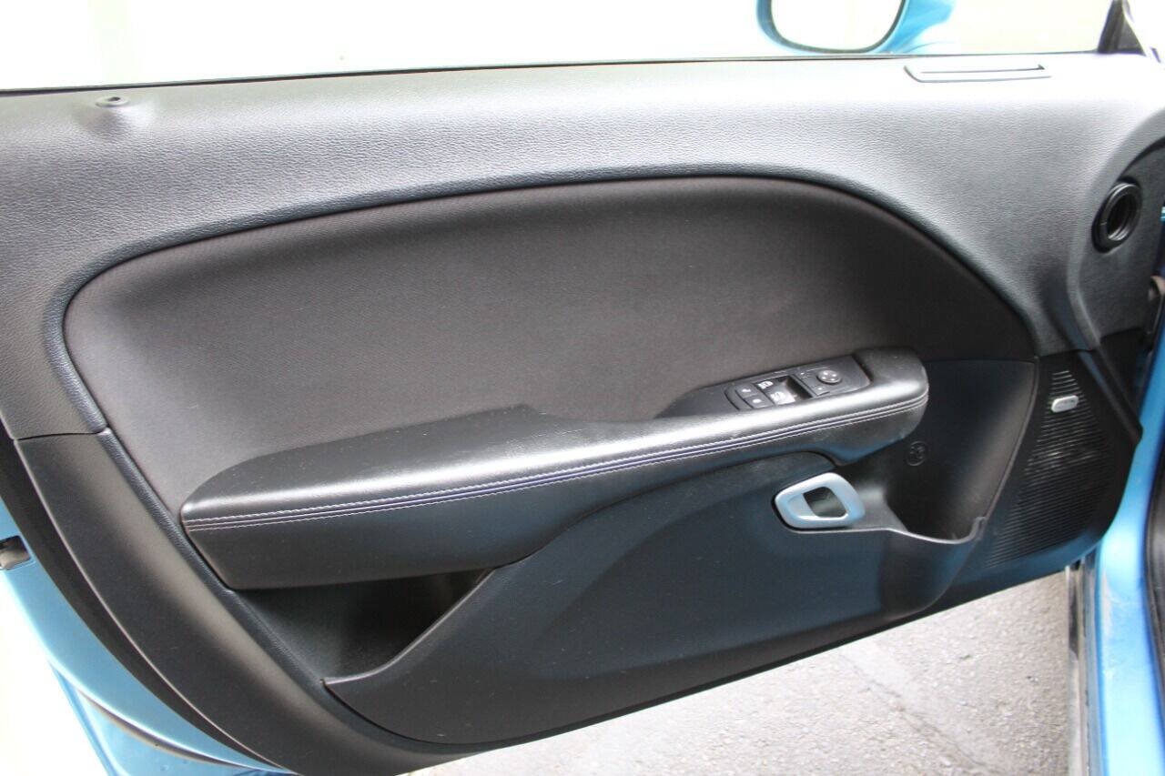 Used 2016 Dodge Challenger R/T RWD image 13