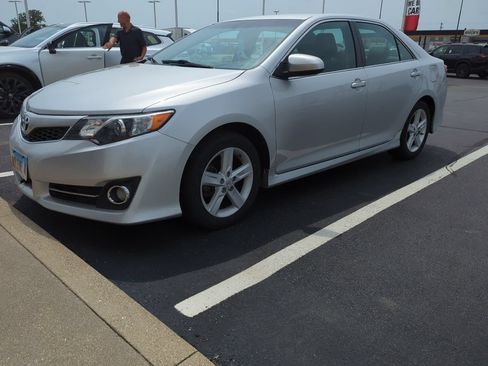 Used 2014 Toyota Camry SE FWD image 2