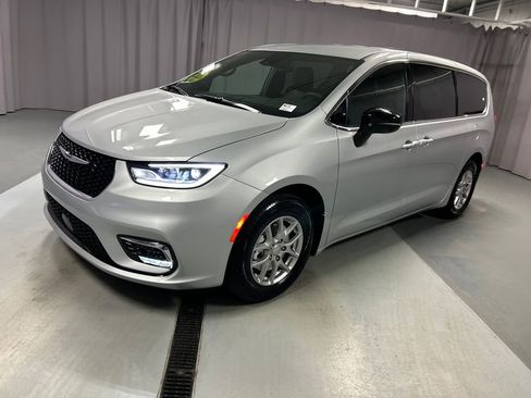 New 2026 Chrysler Pacifica Select image 3