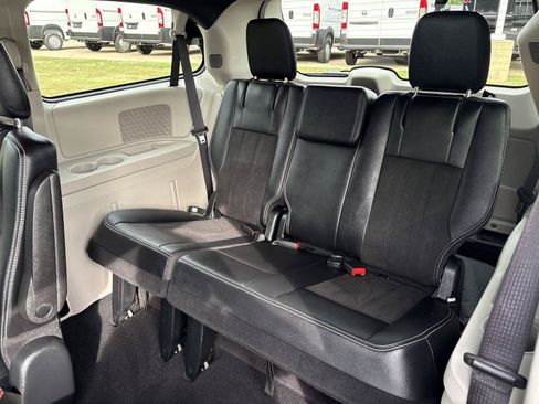 Used 2020 Dodge Grand Caravan SXT FWD image 11