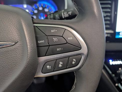 Used 2025 Chrysler Pacifica Select FWD image 18