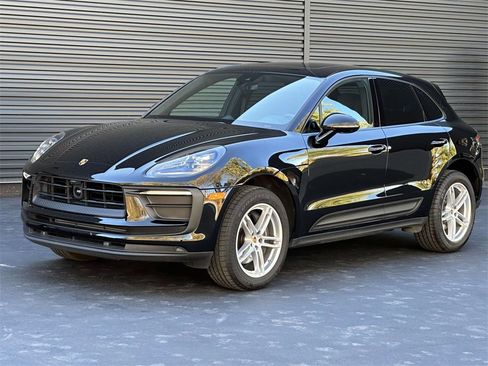 Used 2025 Porsche Macan image 1