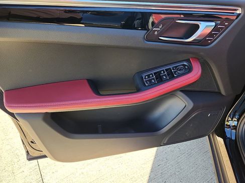 Certified 2025 Porsche Macan image 11