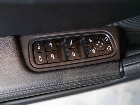 Certified 2025 Porsche Cayenne AWD/4WD image 19