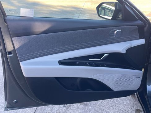 Used 2025 Hyundai Elantra Limited image 20