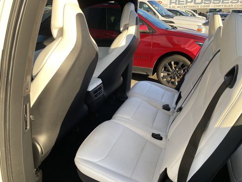 Used 2018 Tesla Model X 75D image 23