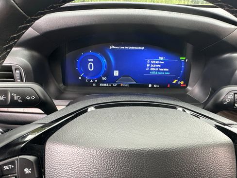 Used 2023 Ford Explorer Platinum image 19