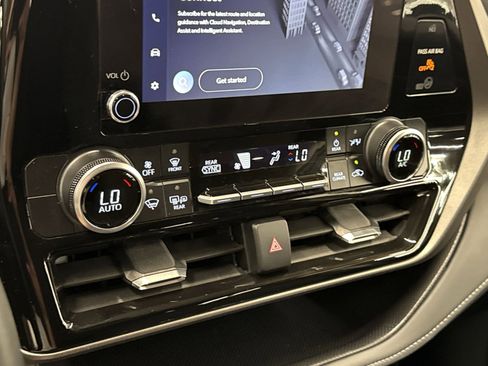 Used 2025 Toyota Highlander LE FWD image 22