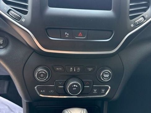 Used 2020 Jeep Cherokee Latitude Plus FWD image 24