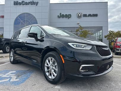 New 2026 Chrysler Pacifica Select