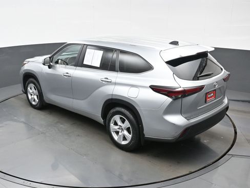 Used 2024 Toyota Highlander LE AWD/4WD image 37