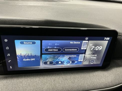 Used 2025 Nissan Kicks SV image 5