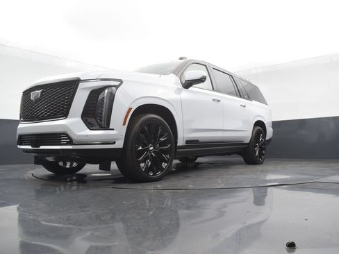 Certified 2026 Cadillac Escalade ESV Platinum Sport w/ LPO, ONYX Package AWD/4WD image 50