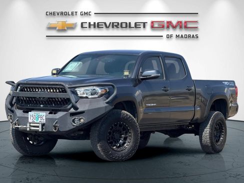 Used 2019 Toyota Tacoma TRD Off-Road AWD/4WD image 7