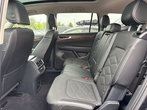 Used 2024 Volkswagen Atlas SE AWD/4WD image 11