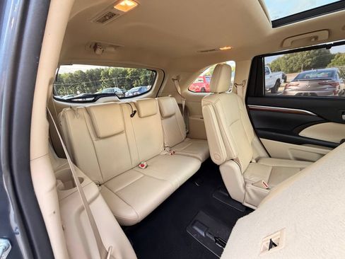 Used 2019 Toyota Highlander Limited Platinum FWD image 23